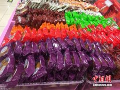 月(yuè)餅新标準出台迎首個(gè)中秋 市(shì)場(chǎng)新舊(jiù)版本包裝并存
